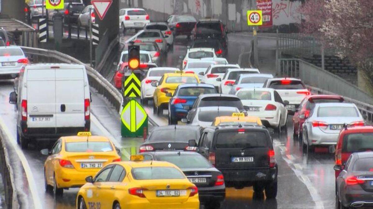 İstanbul trafiği kilit! Yoğunluk yüzde 70'i aştı