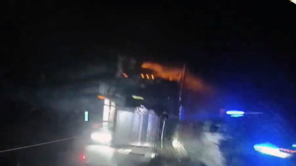 Çekici, üç polis aracını böyle biçti