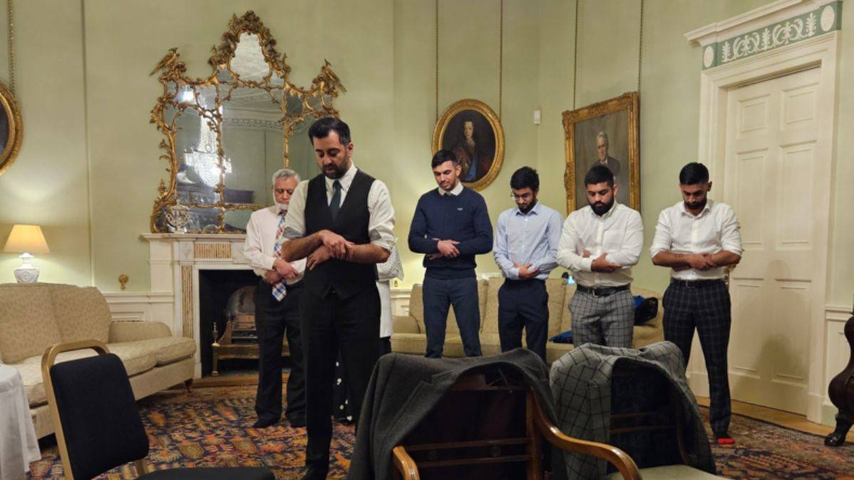 İskoçya'nın yeni başbakanı Yusuf resmi konutta namaz kıldırdı
