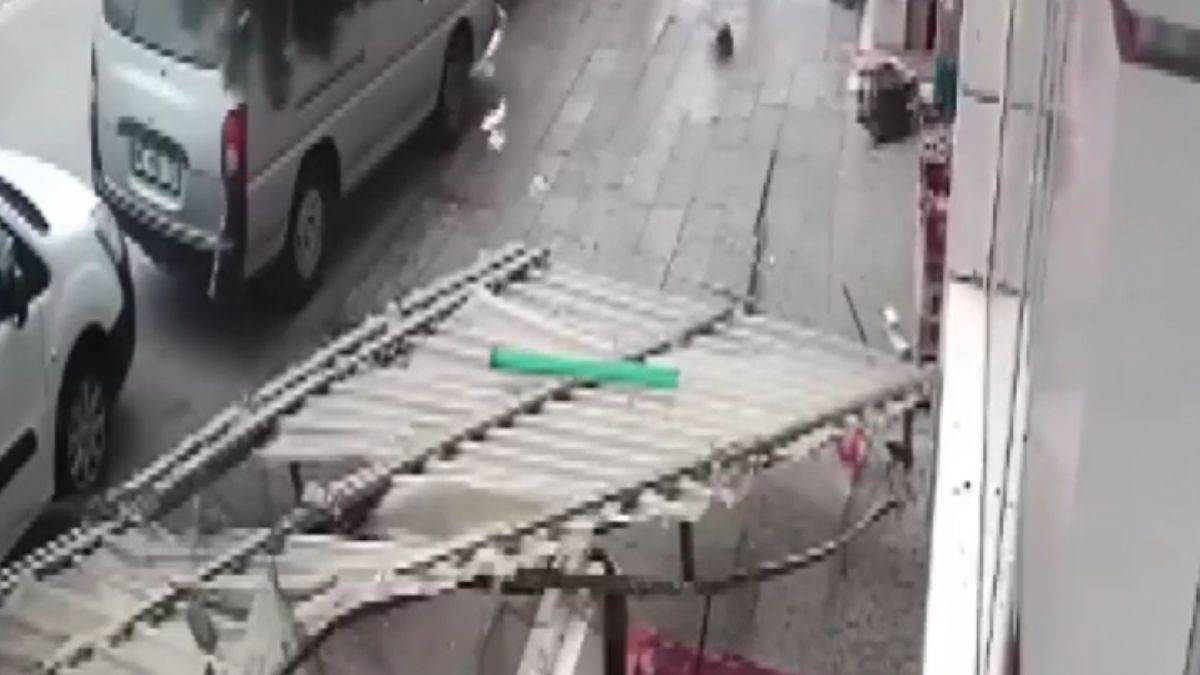 Rüzgarın fırlattığı çatıdan saniyelik kurtuluş