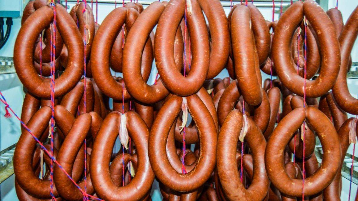 Dikkat! Sucuk yerine ot yediriyorlar