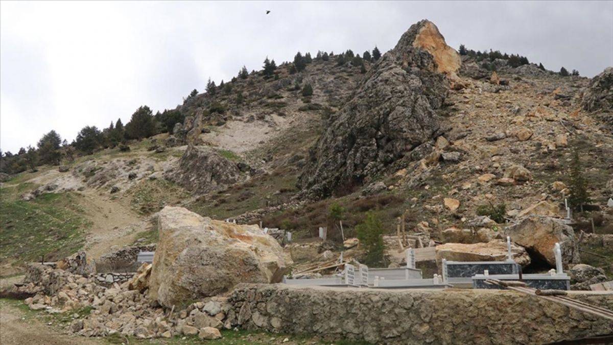 Depremde dağdan kopan kayalar mezarları yerle bir etti
