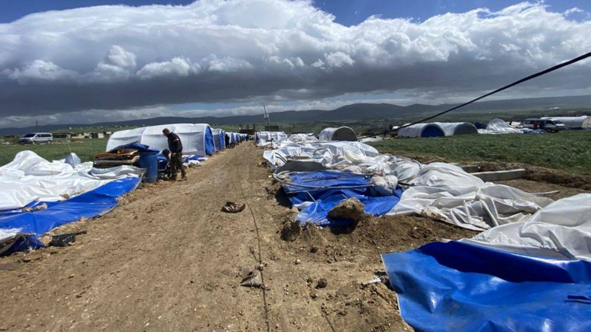 İdlib'teki fırtınada çadırlar yerle bir oldu