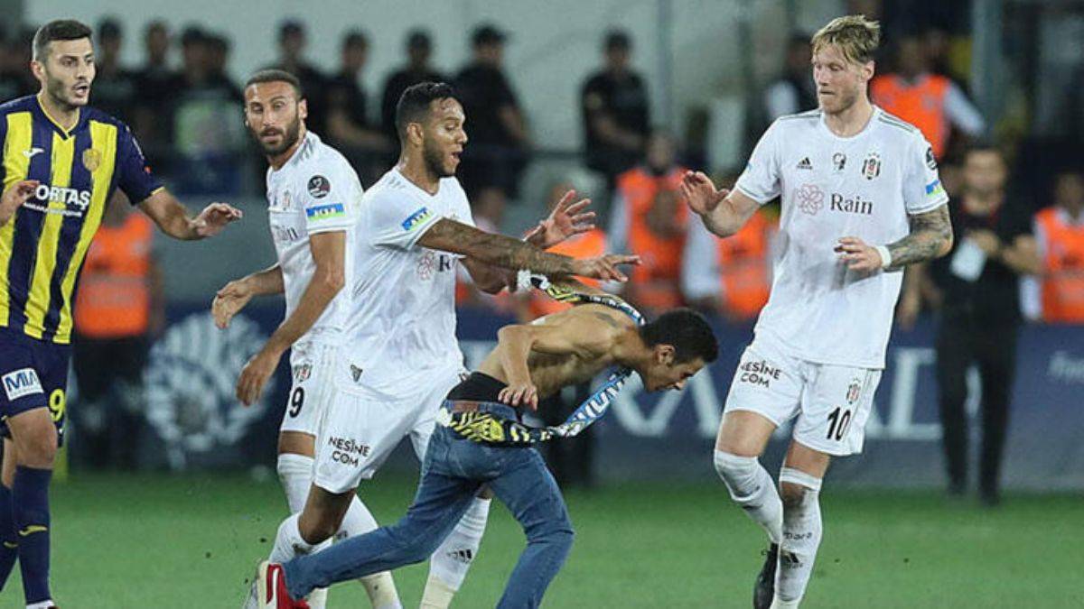 Sahaya dalıp futbolculara saldırdı, 1 yıl 8 ay hapis cezası aldı