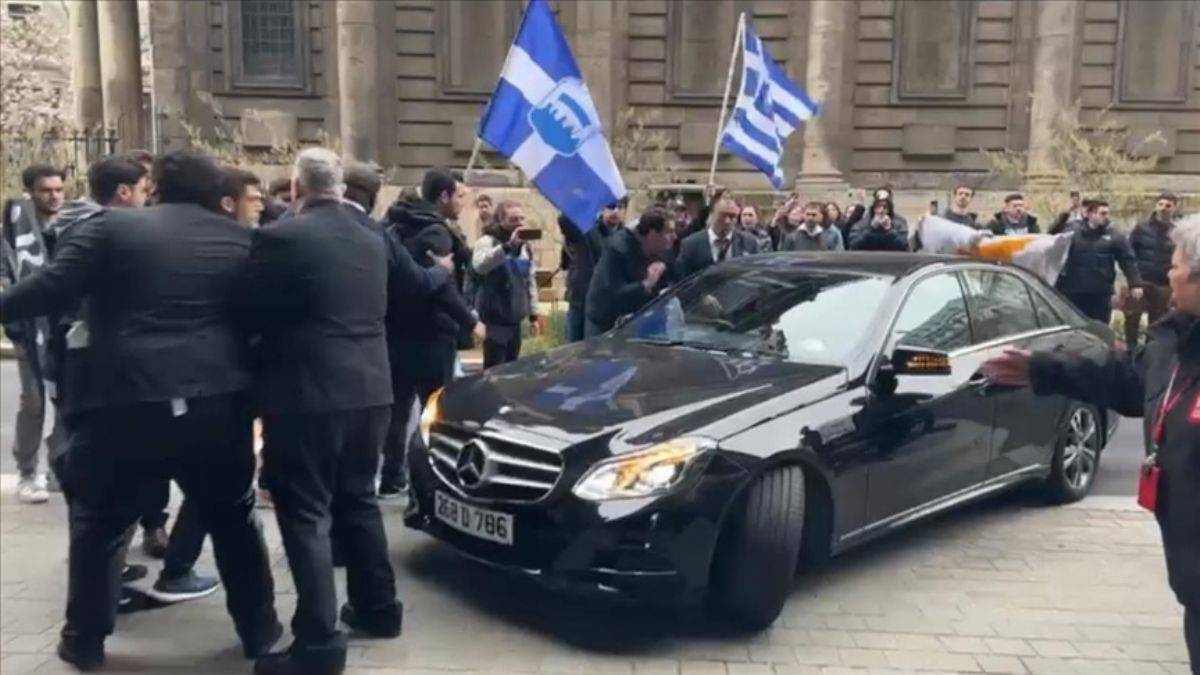 Yunan bayraklı grup, İngiltere'de Ersin Tatar'ın önünü kesti