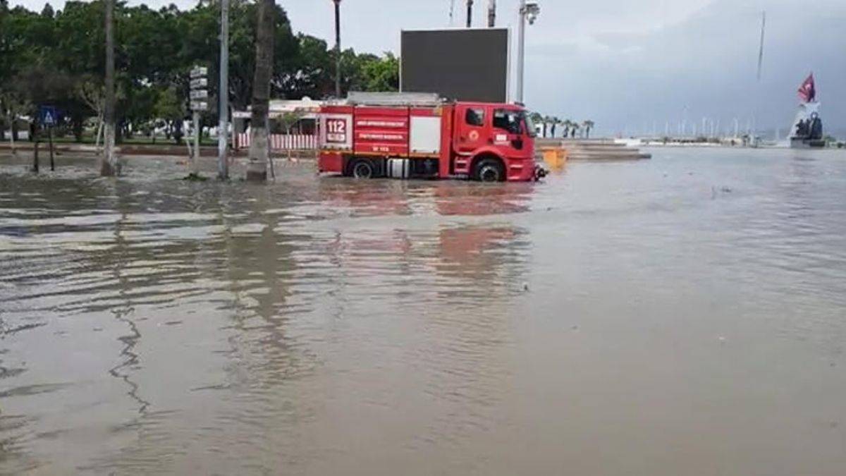 İskenderun'da kıyı şeridi sular altında kaldı