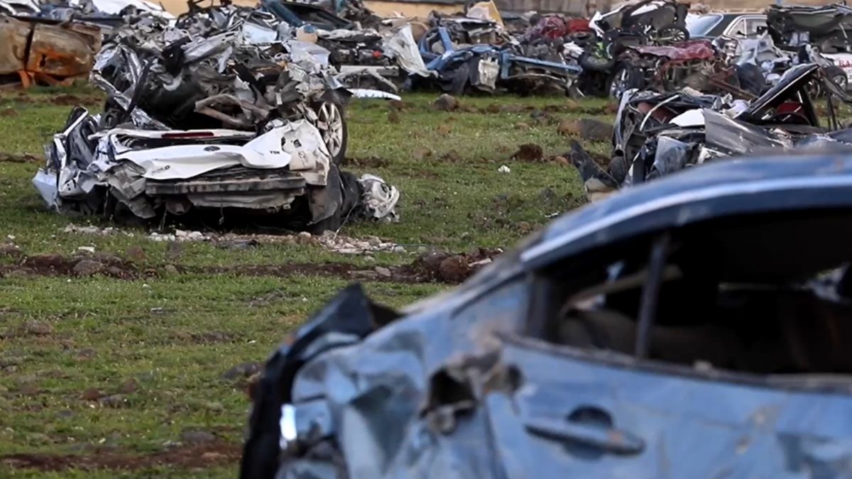 Hatay'daki 'araba mezarlığı'nda binlerce araç bekliyor