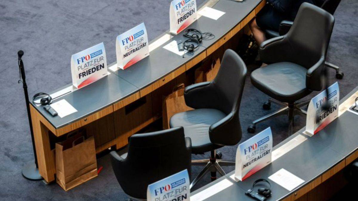 Zelenski konuşurken Meclis'i terk ettiler