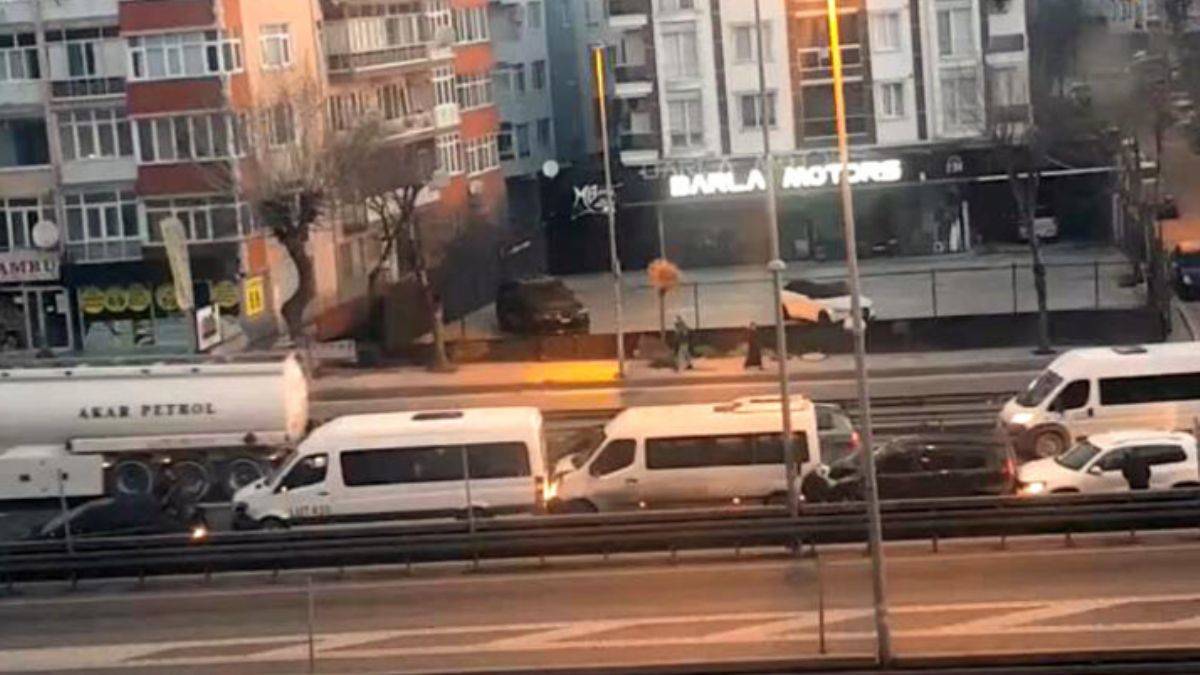 'El işareti' işe yaramadı, 5 araç birbirine girdi