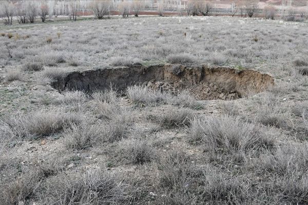 Sivas'ta, Kahramanmaraş merkezli depremler sonrası obruklar oluştu