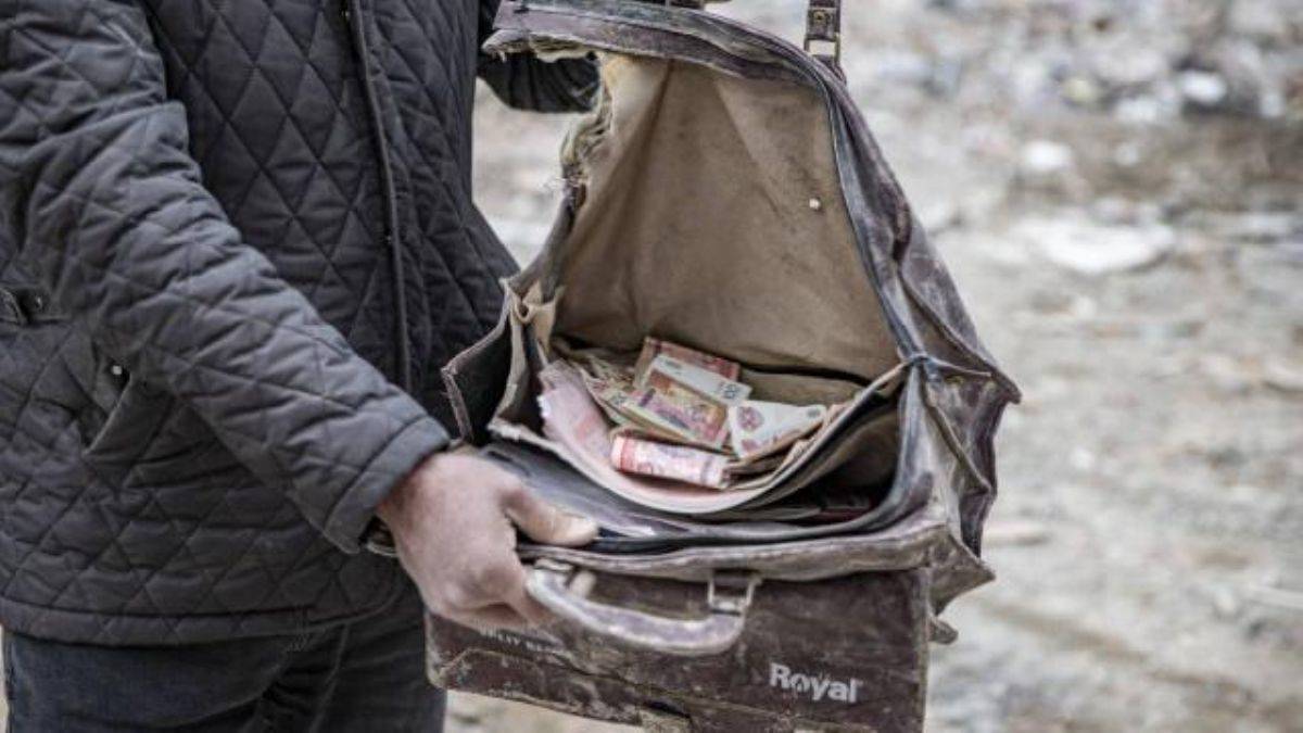 Enkaz kaldıran hafriyatçı bulduğu para dolu çantayı polise teslim etti