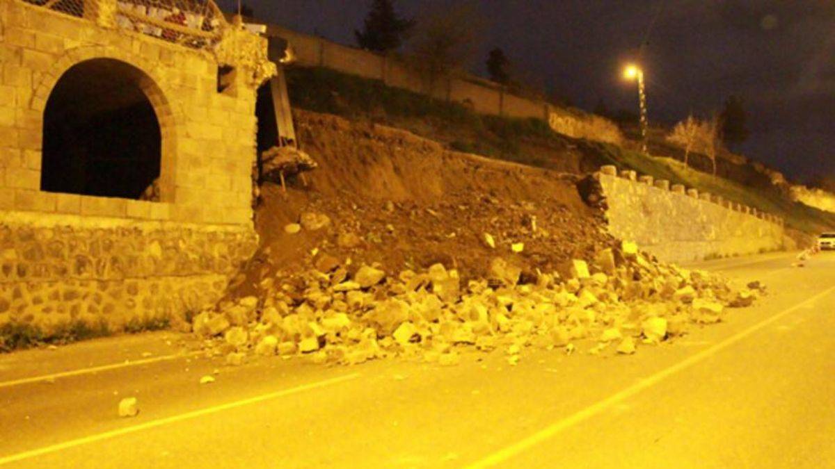 Diyarbakır'da, karayolunda istinat duvarı çöktü