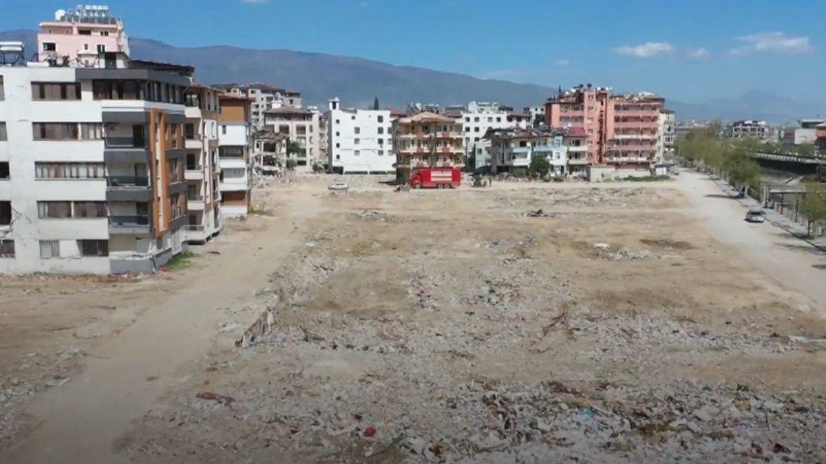 Havadan deprem bölgesi; enkazlar kalktıkça boşluklar genişliyor