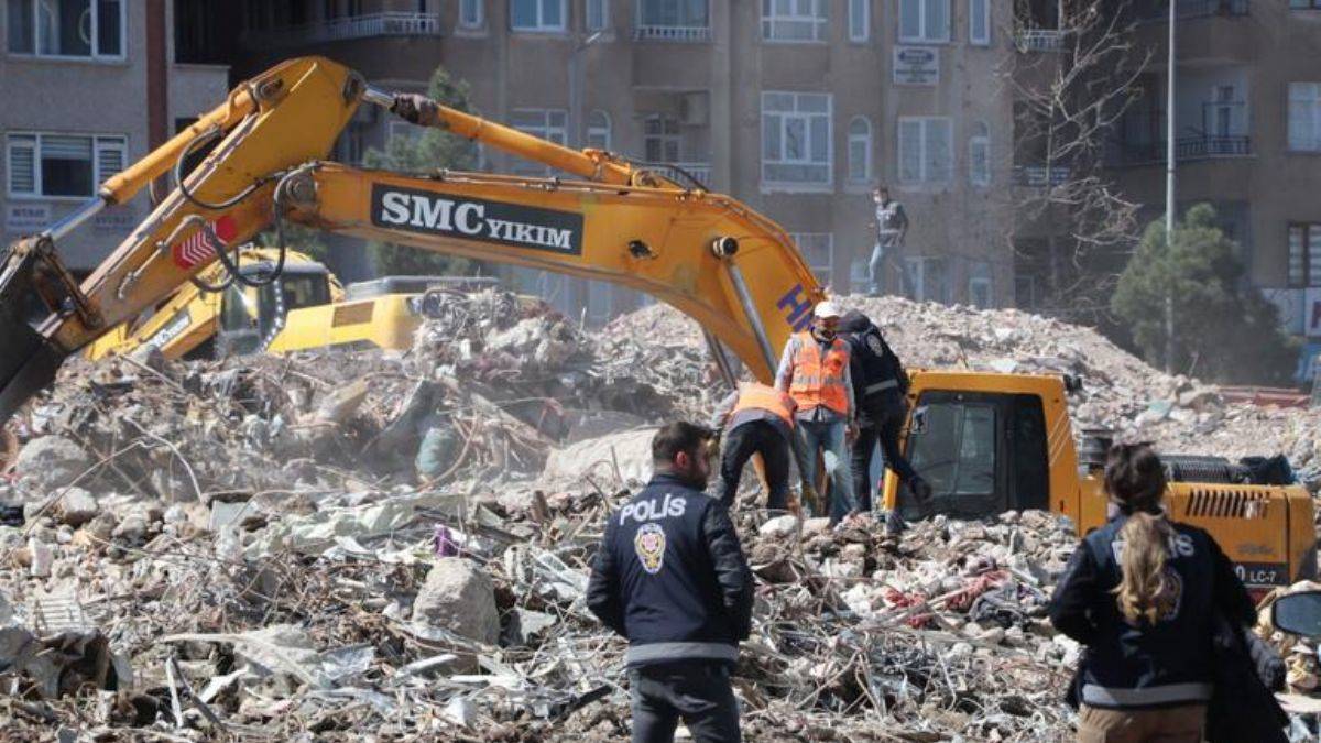 Enkazda bulunan 500 bin TL'lik altın sahibine teslim edildi