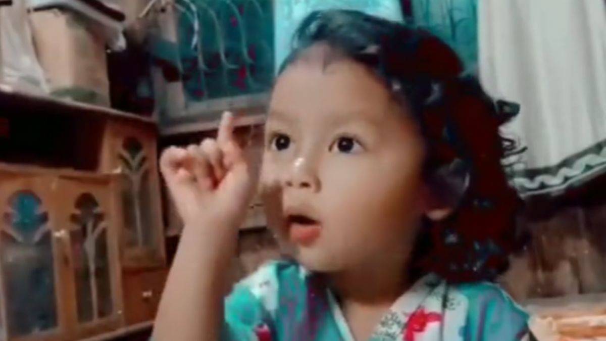 Minik kız, Kur'an'ı 'hatalı' okuyan büyüğünü böyle uyardı