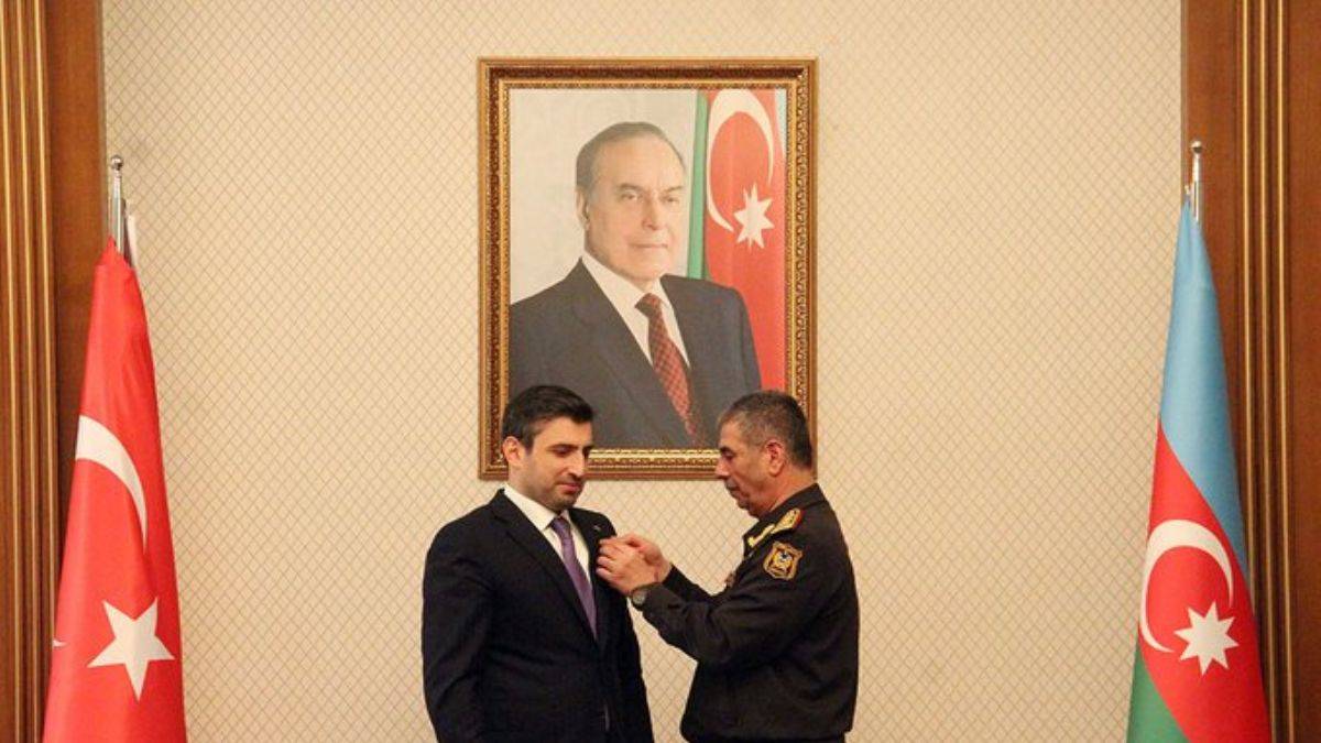 Azerbaycan ordusundan Selçuk Bayraktar'a madalya