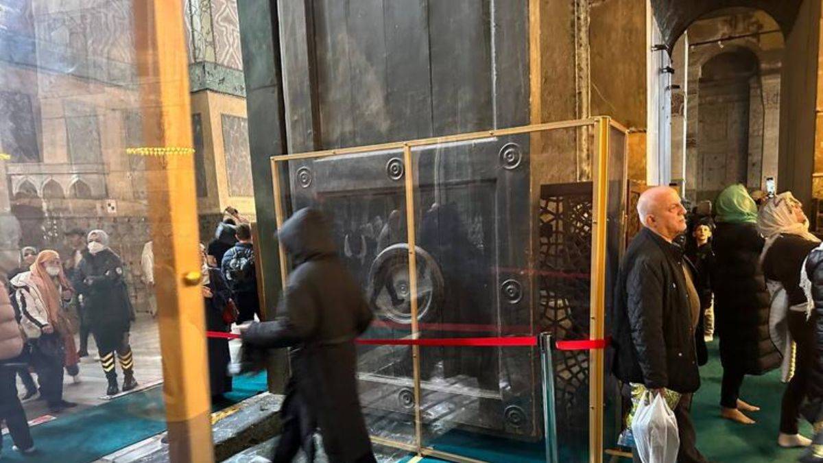Ayasofya Camii'ndeki 'İmparator Kapısı'na cam koruma