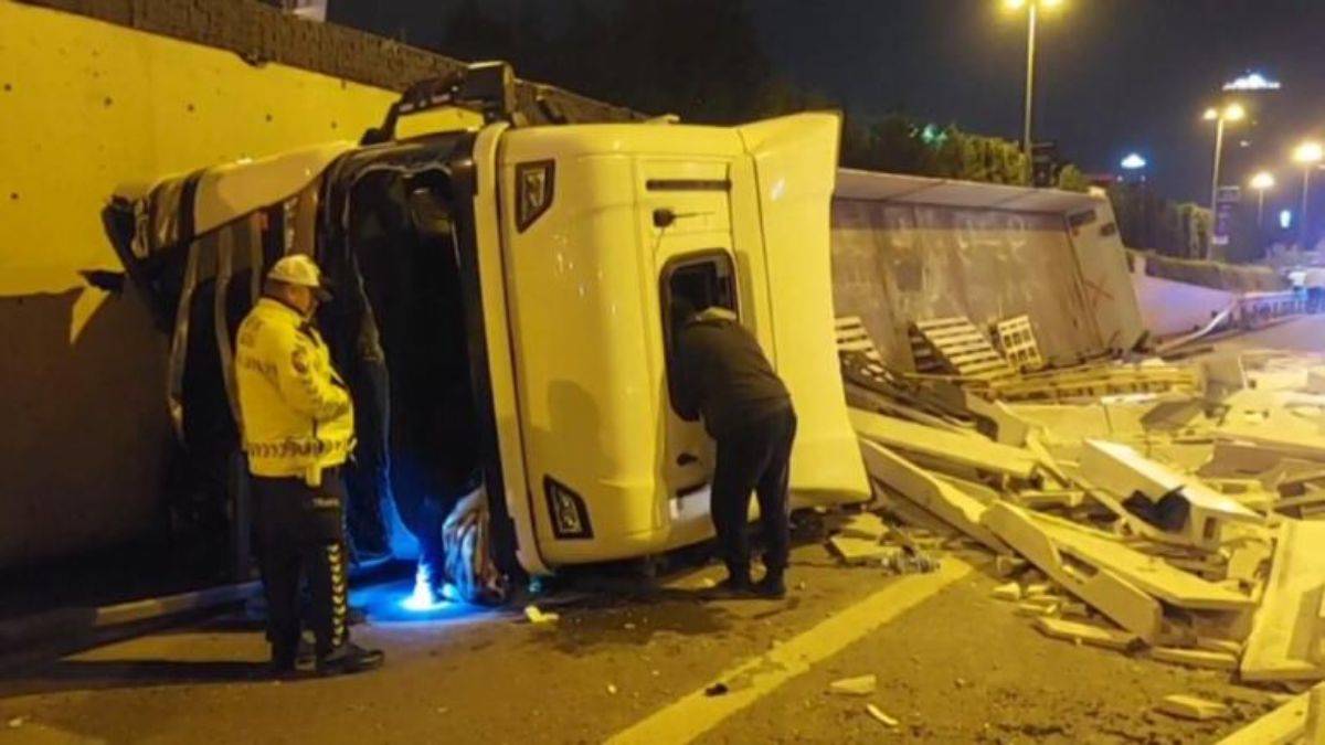 Mermer yüklü TIR D-100 Karayolu'na uçtu