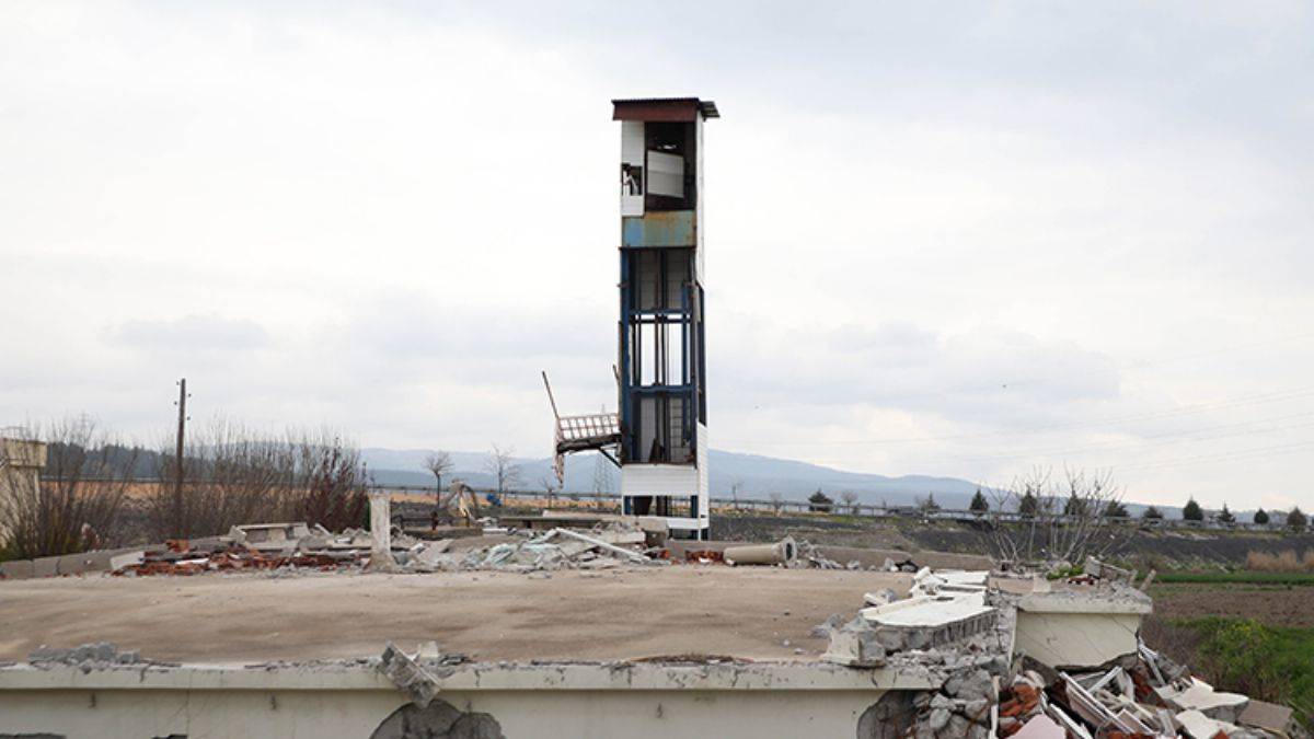 Bina yerle bir oldu, asansör kulesi ayakta kaldı
