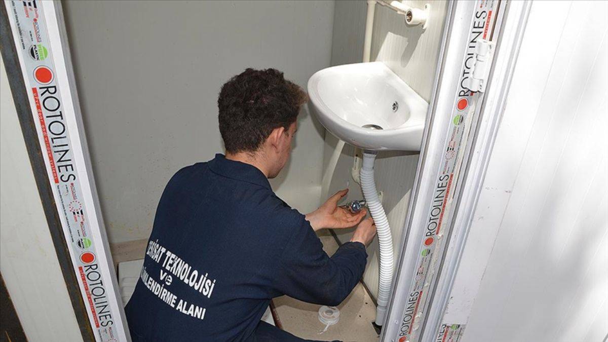 Meslek liselilerden deprem bölgesi için duş/tuvalet üretimi