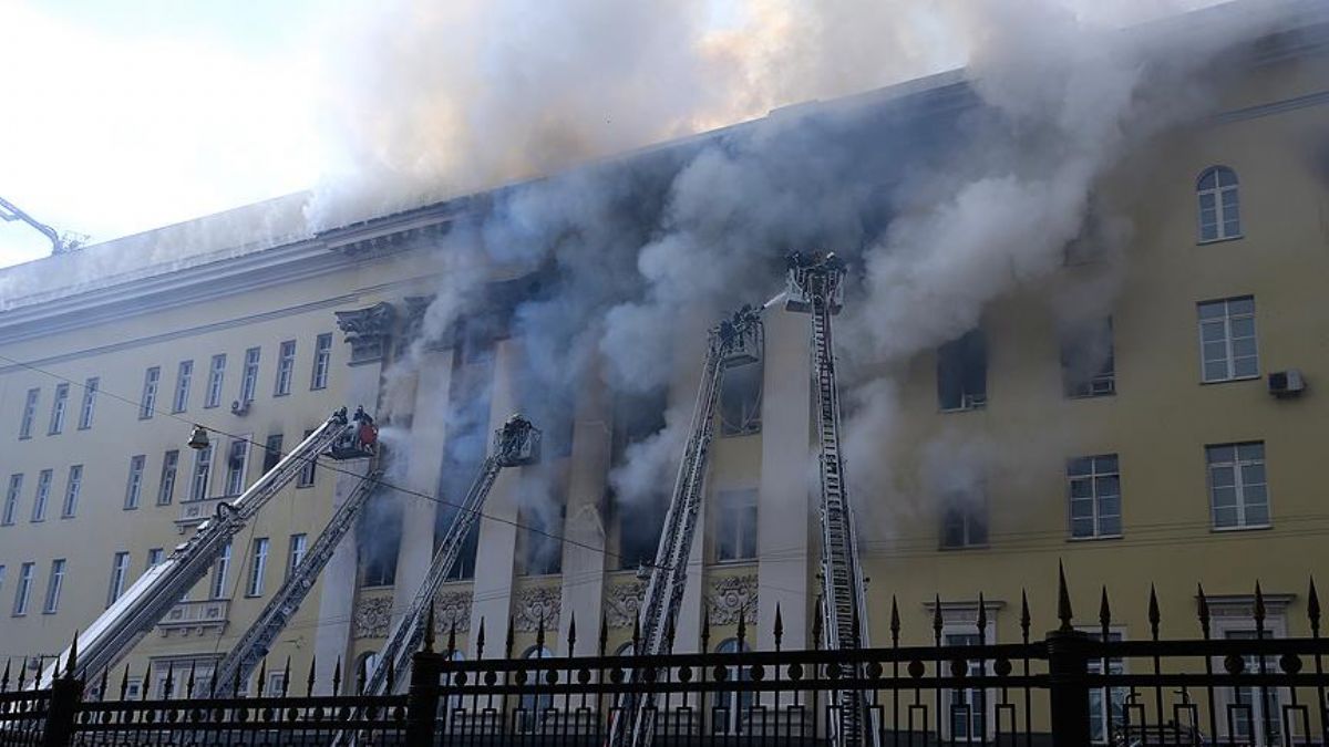 Rusya Savunma Bakanlığı binasında yangın çıktı