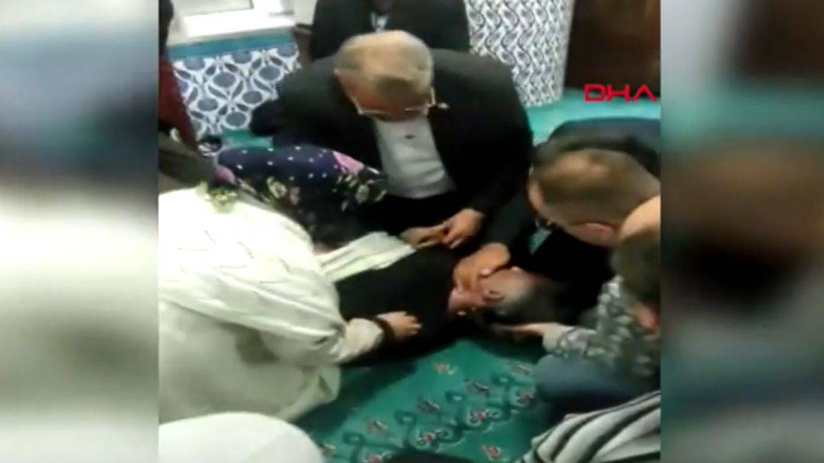 Namazda kalp krizi geçiren kişiye ilk müdahaleyi belediye başkanı yaptı