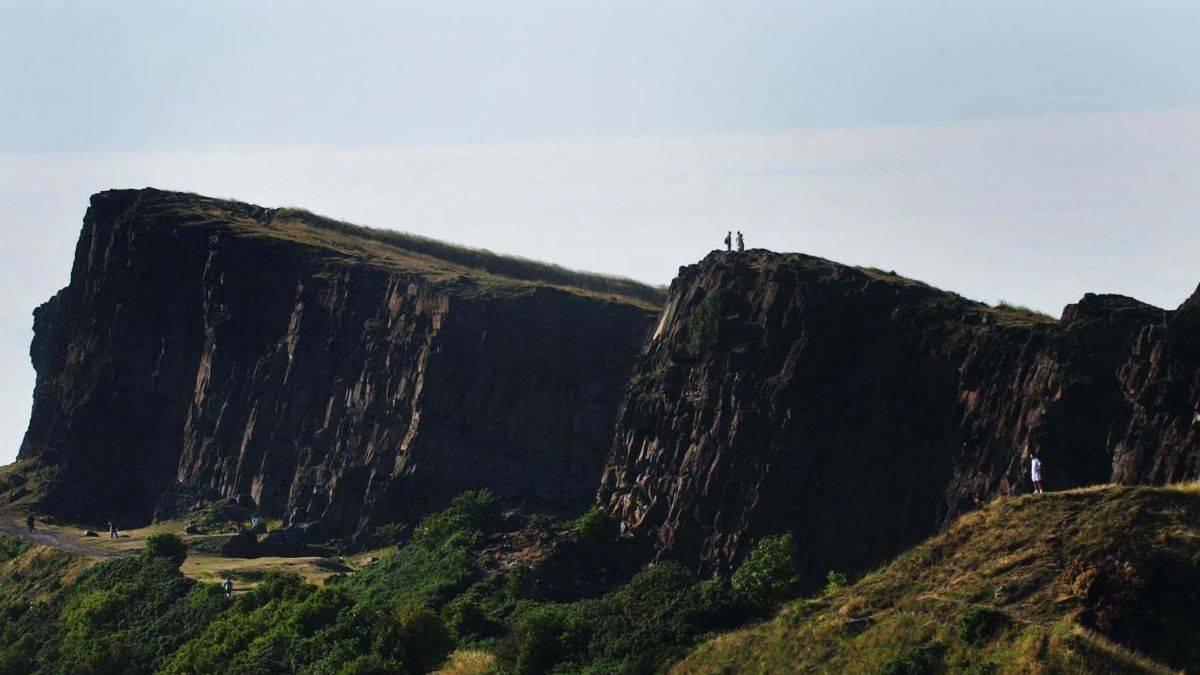 Hamile karısını yanardağdan aşağı iterek öldürdü