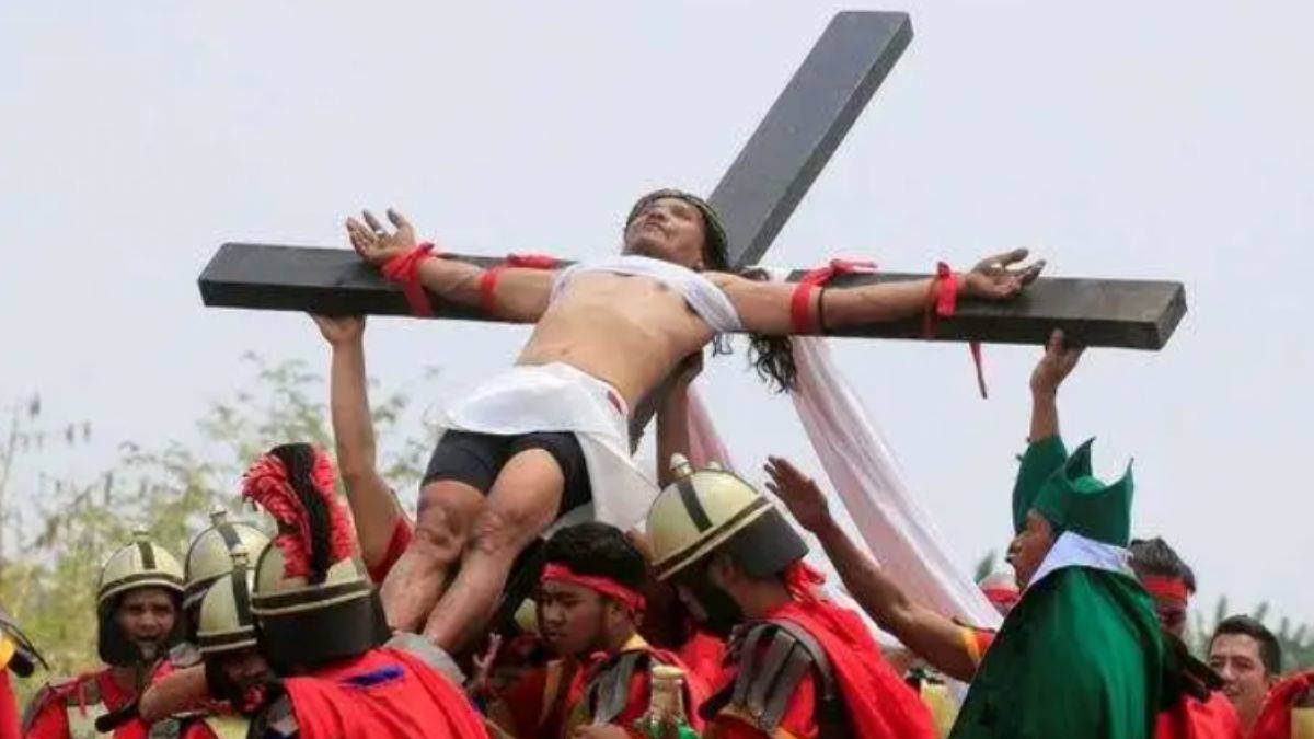 'Kutsal cuma ayini': 12 kişi çarmıha gerilecek