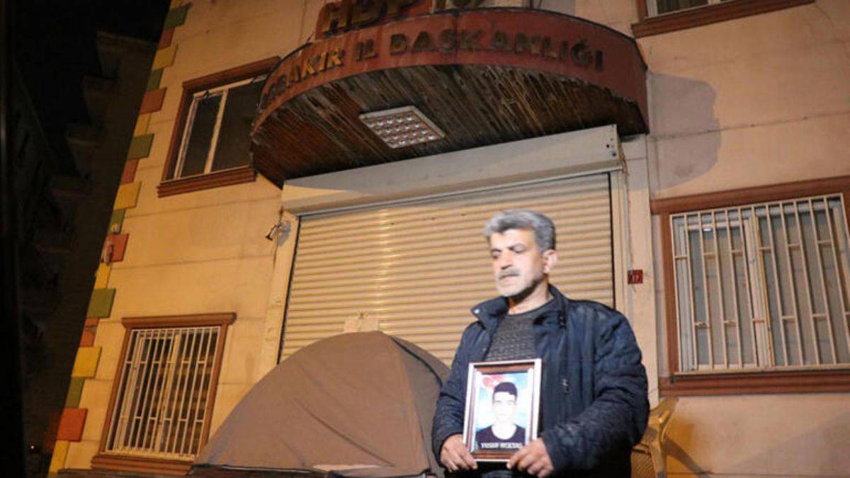 HDP binası önünde çadır kurdu, sahurda bile nöbette