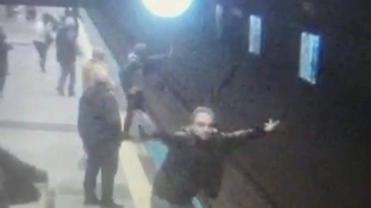 Maltepe'de metro raylarına atlayan genç yaralandı