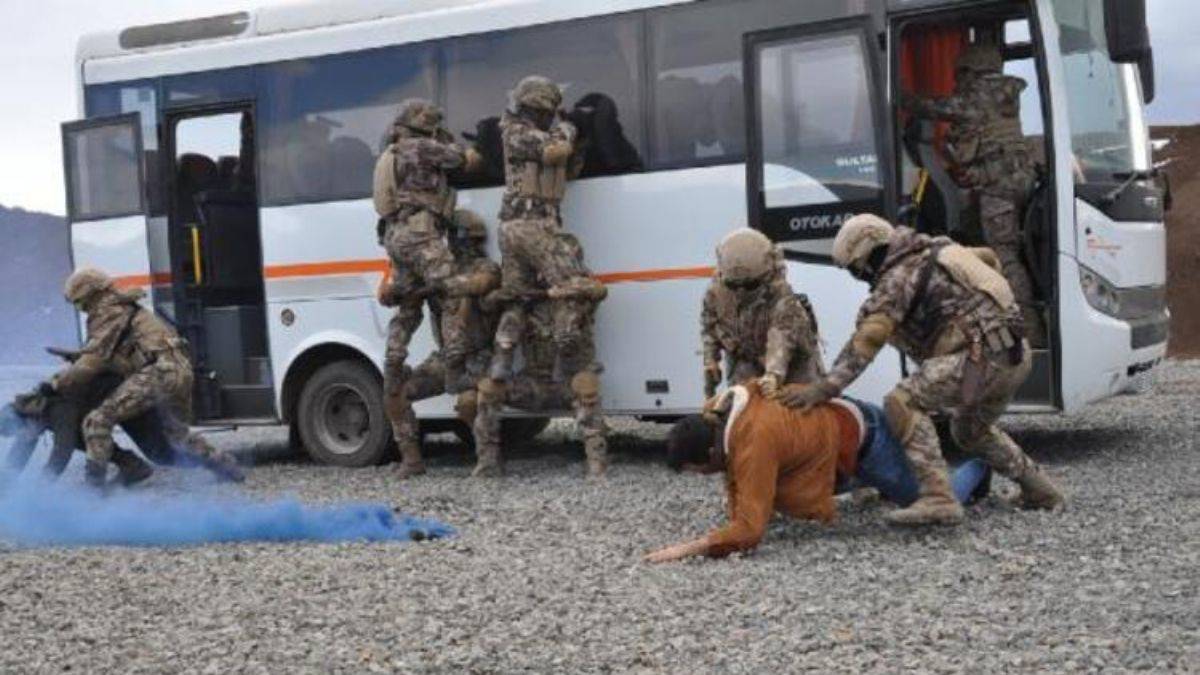 Özel Harekat polisinden gerçeği aratmayan tatbikat