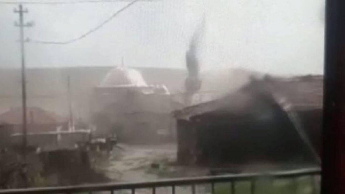 Fırtınada minarenin devrilmesi sonucu imam yaralandı