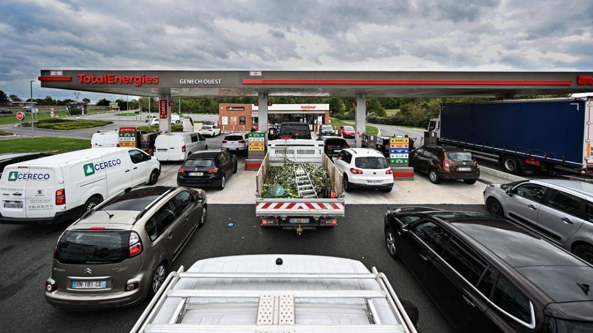 Paris'te akaryakıt krizi devam ediyor