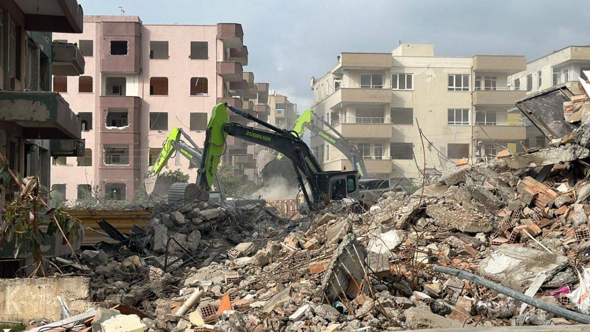 İskenderun'da enkaz kaldırma çalışmaları sürüyor