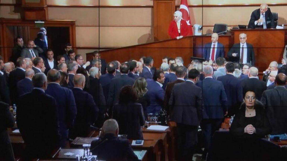 İBB Meclisi'nde gerginlik! Birbirlerinin üzerine yürüdüler