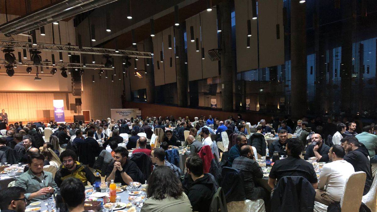 Gazeteciler iftarda depremzedeleri unutmadı