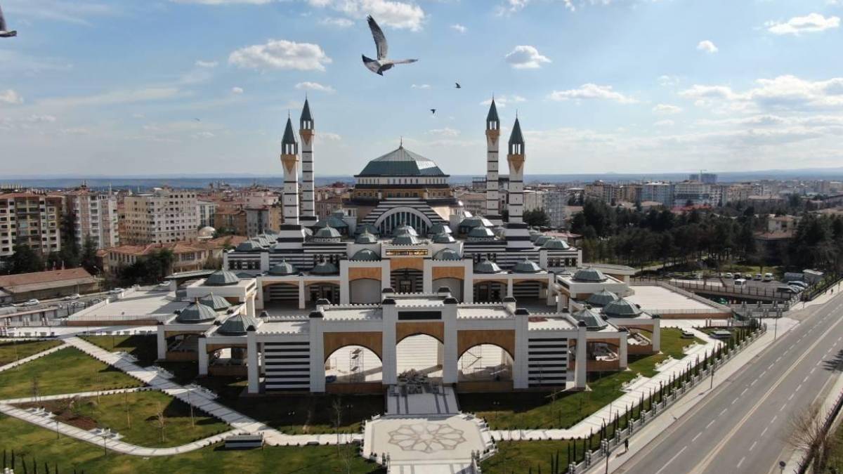 Selahaddin Eyyubi Camii kaç kişilik? Diyarbakır Selahaddin Eyyubi Cami'de kaç bin kişi namaz kılabilir?