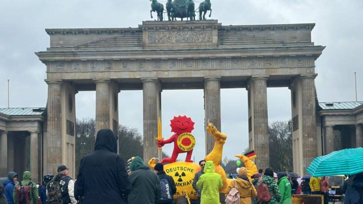 Berlin’de nükleer enerji destekçileri ve karşıtları gösteri yaptı