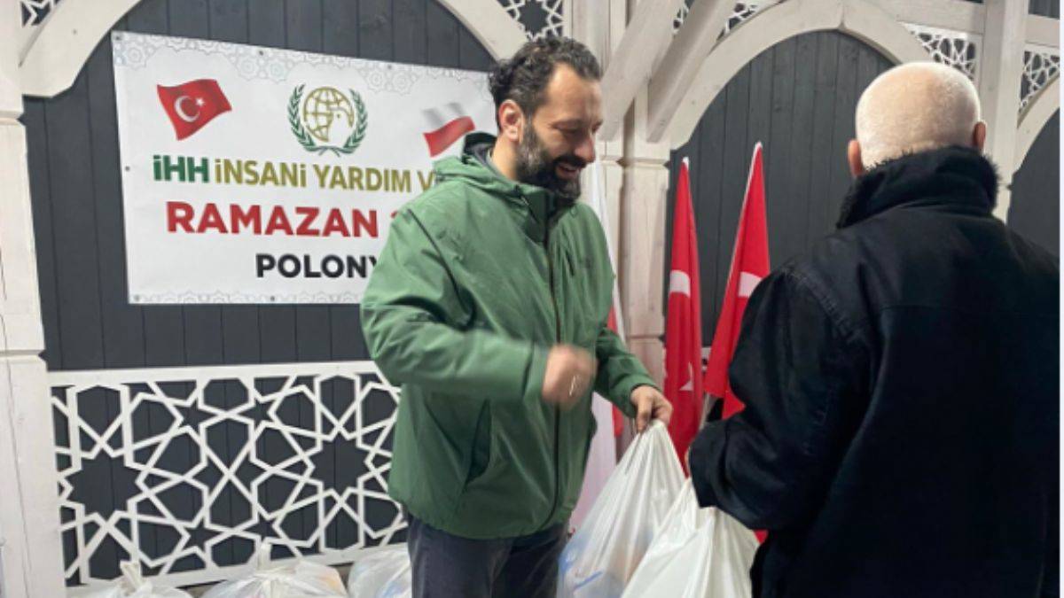 İHH’dan Polonya’da kumanya dağıttı