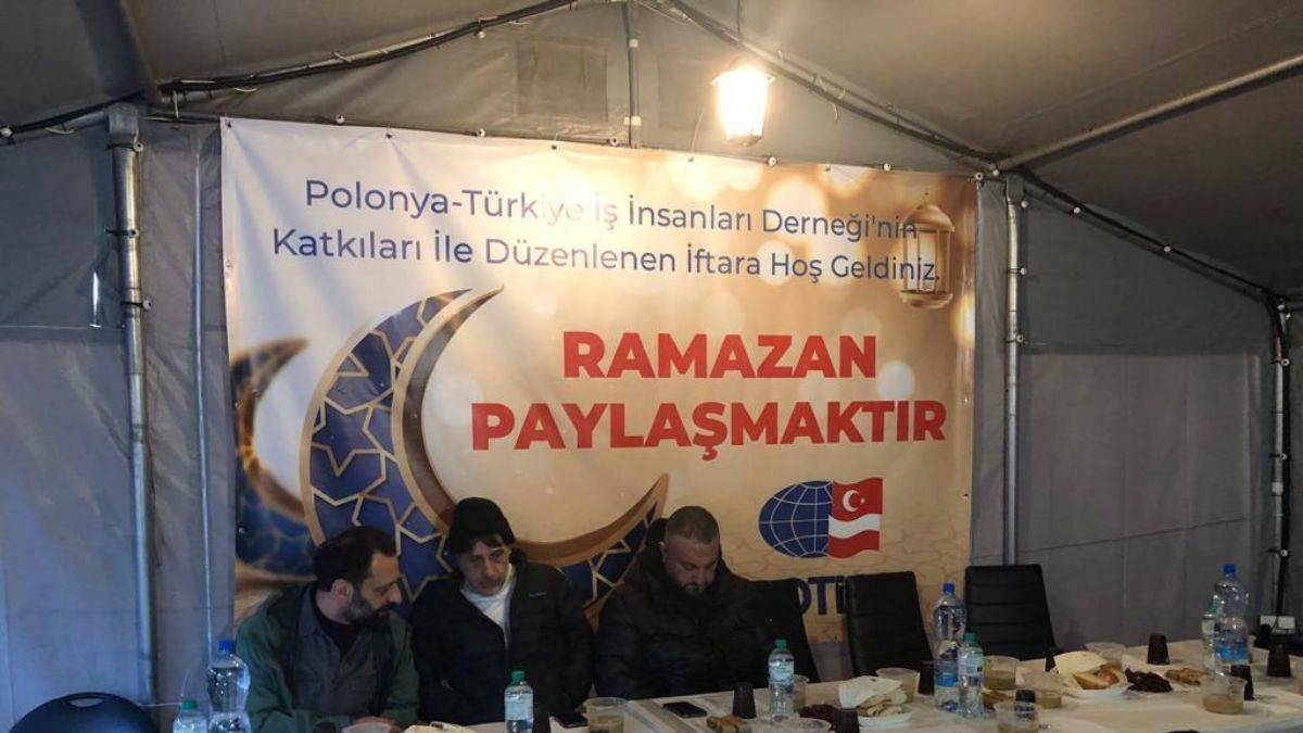 İHH Polonya'da: Türk, Özbek, Tacik ve Polonyalı öğrencilere iftar