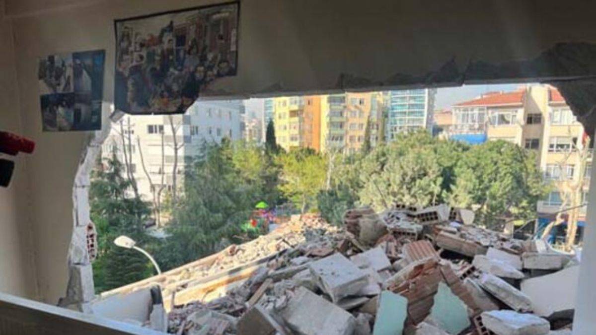 Yıkım sırasında bitişik binadaki dairenin duvarı delindi