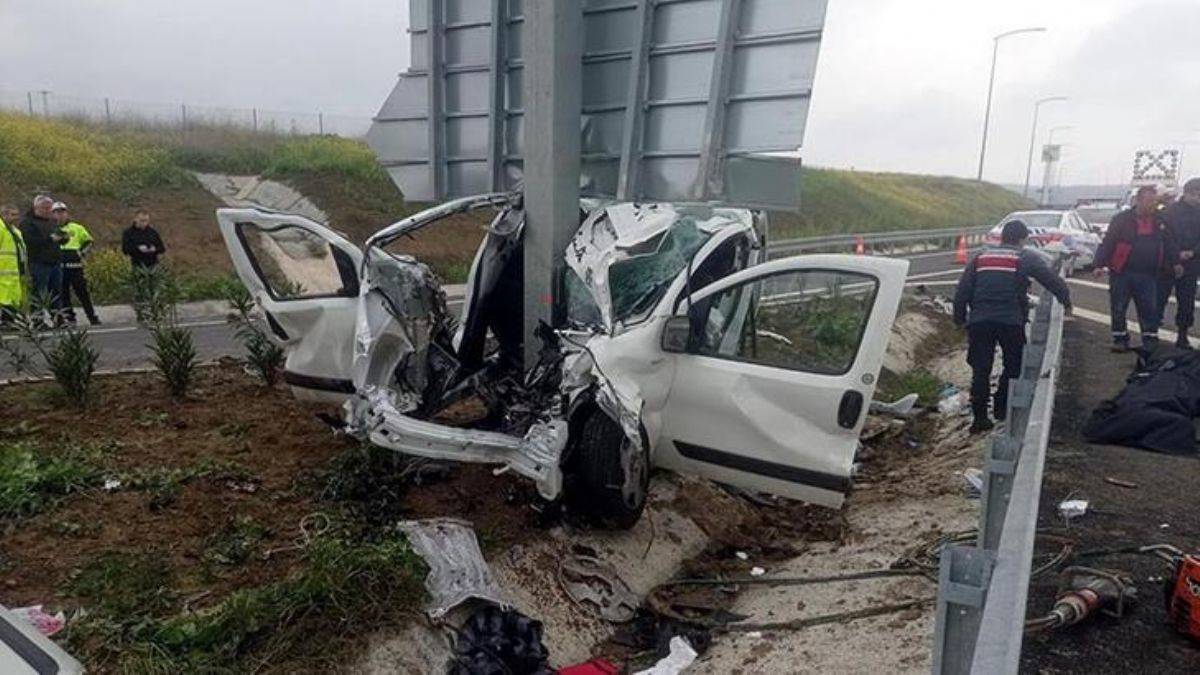 Direğe çarpan araçta anne-oğul öldü, baba ağır yaralı