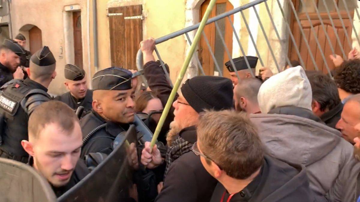 Fransa'da protestocular tren garını bastı