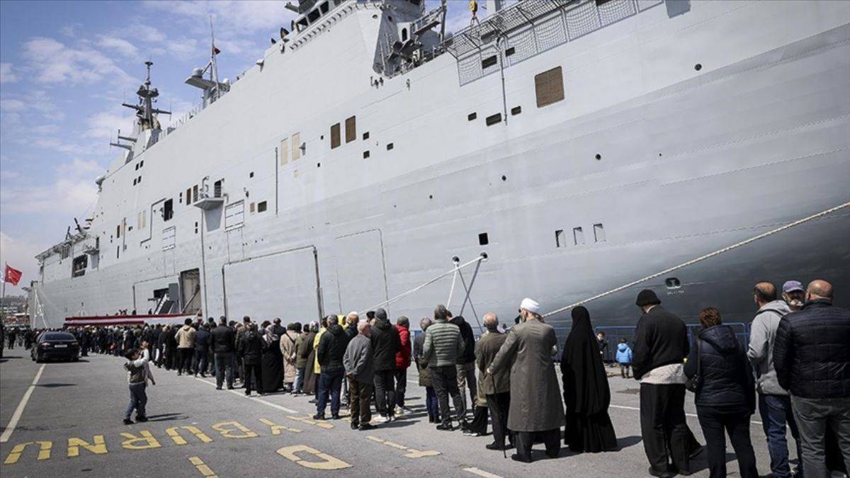 TCG Anadolu gemisine ziyaretçi akını sürüyor