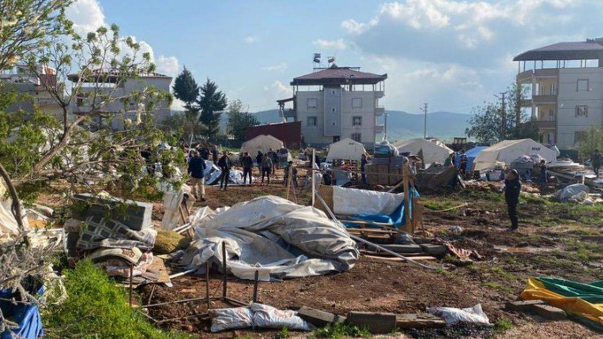 Deprem bölgesini hortum vurdu: 8'i ağır, 40 yaralı
