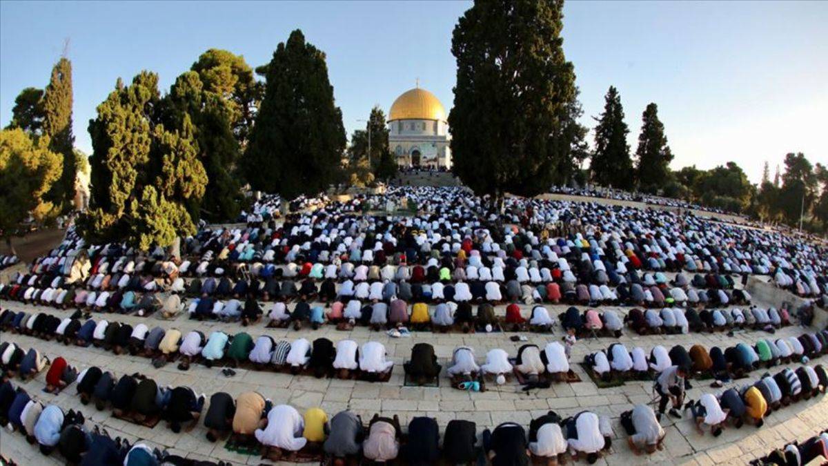 Mescid-i Aksa'da yaklaşık 120 bin Müslüman bayram namazını kıldı
