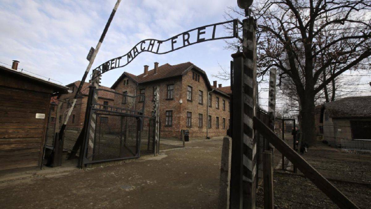 Auschwitz Müzesi, turistin 'saygısız' fotoğrafından sonra uyarı yayınladı