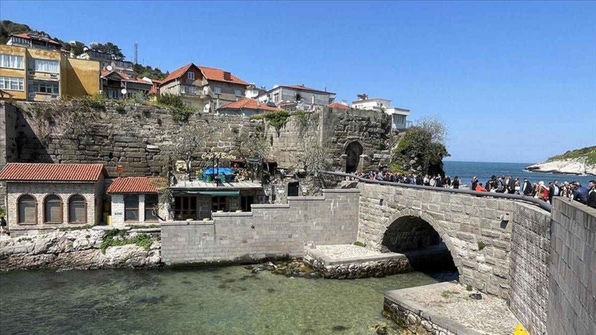 Amasra'yı görmeye gelenler ilçe nüfusunu 10'a katladı