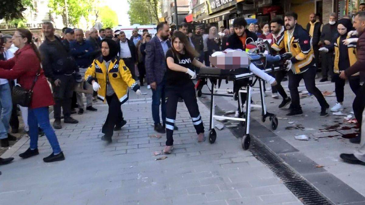 Binadan düşen beton parçası yoldan geçen kadının üzerine düştü