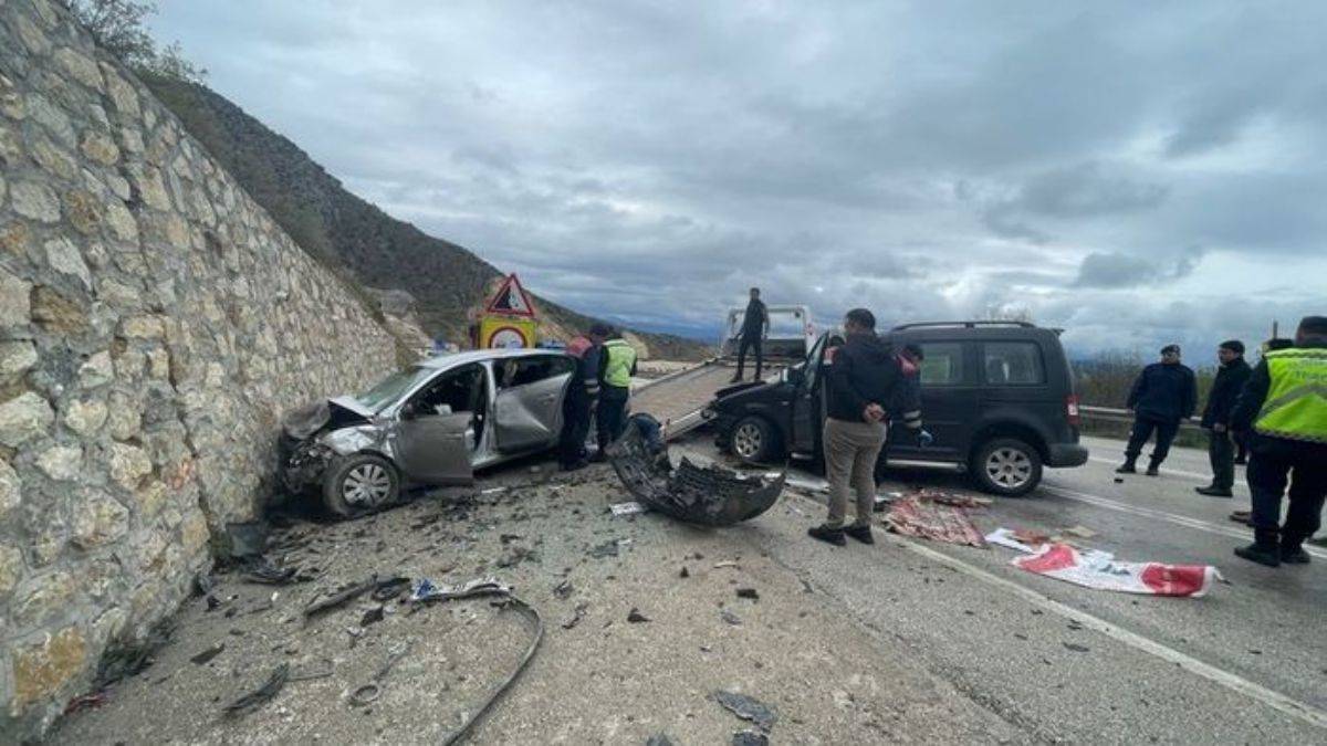 Kafa kafaya çarpıştılar: 3 ölü